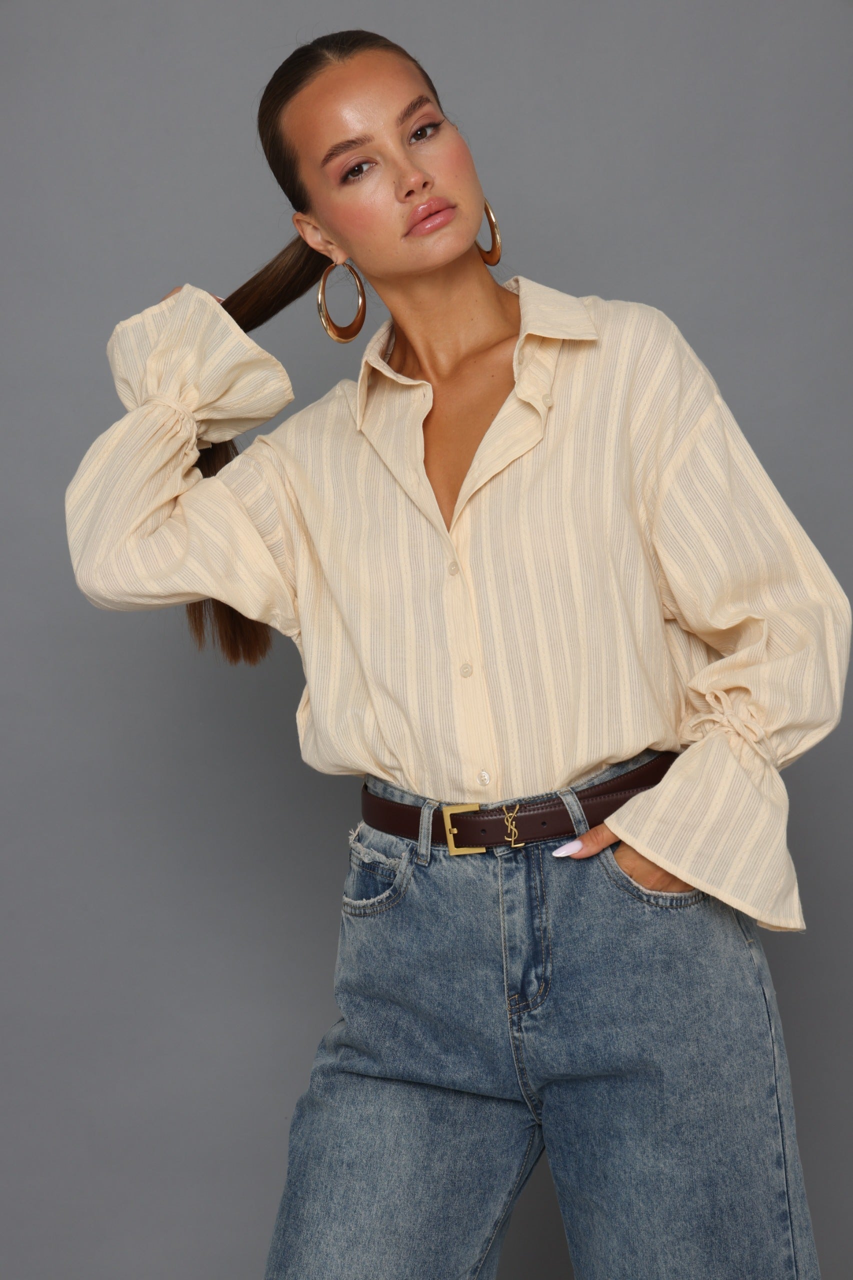 חולצת רקמה מכופתרת עם קשירה בשרוול חולצה צהוב בננה O.S קסארה