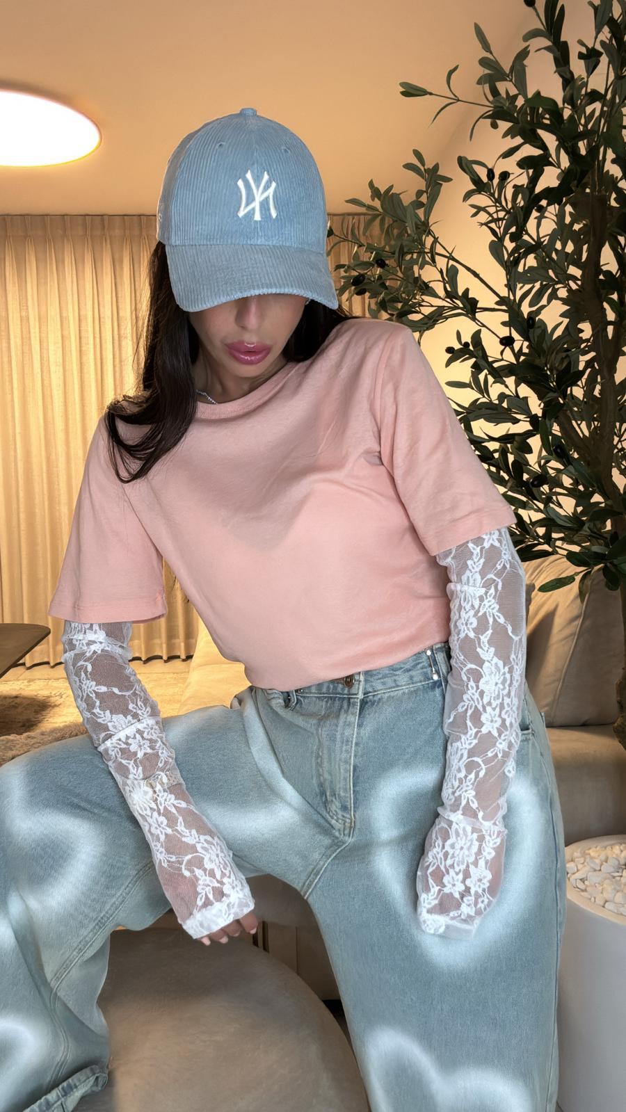 LACE TOP ורוד מבית REALTY רק בשני בוטיק מעצבים