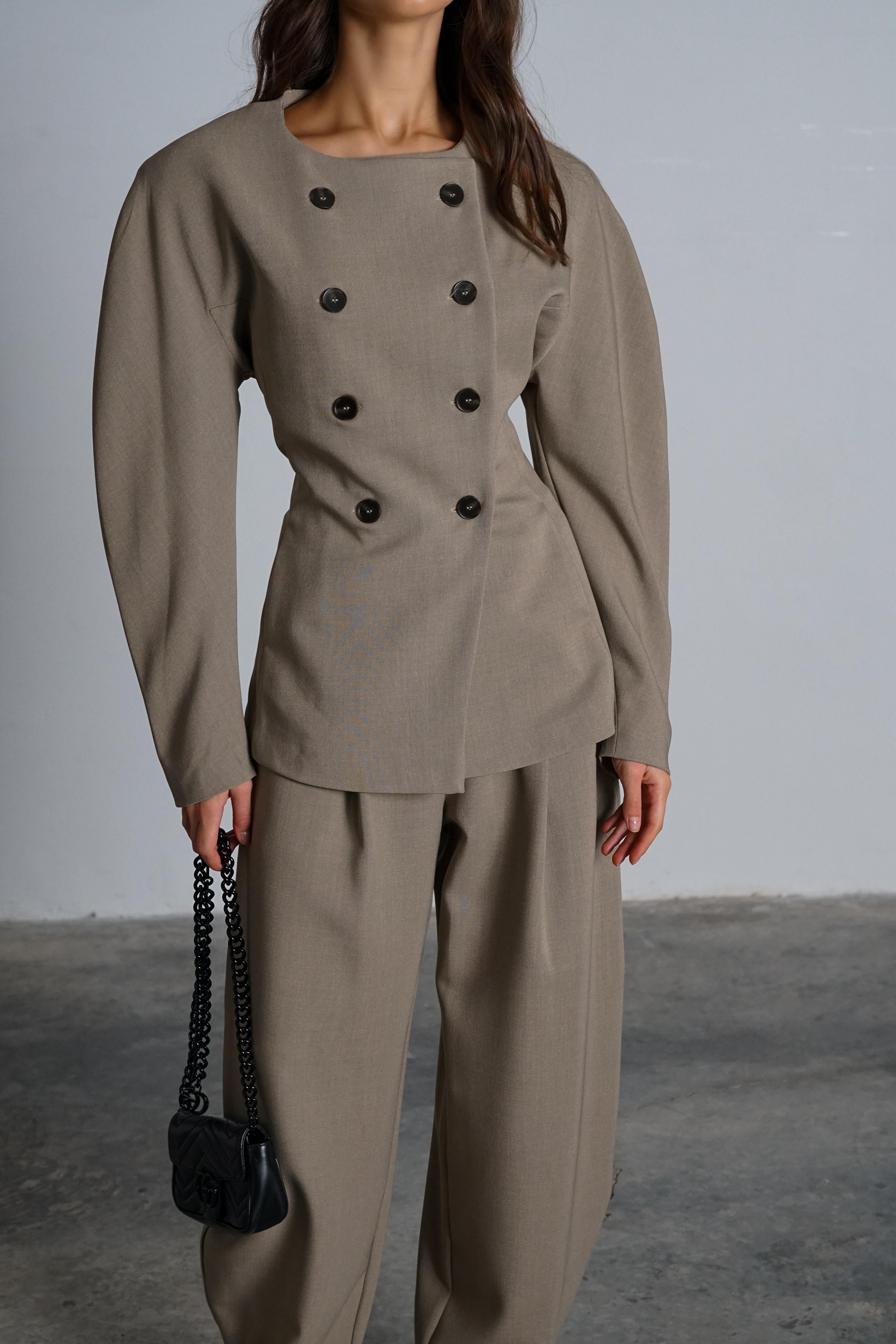 חליפת אופיליה חליפה מוקה GOVANA