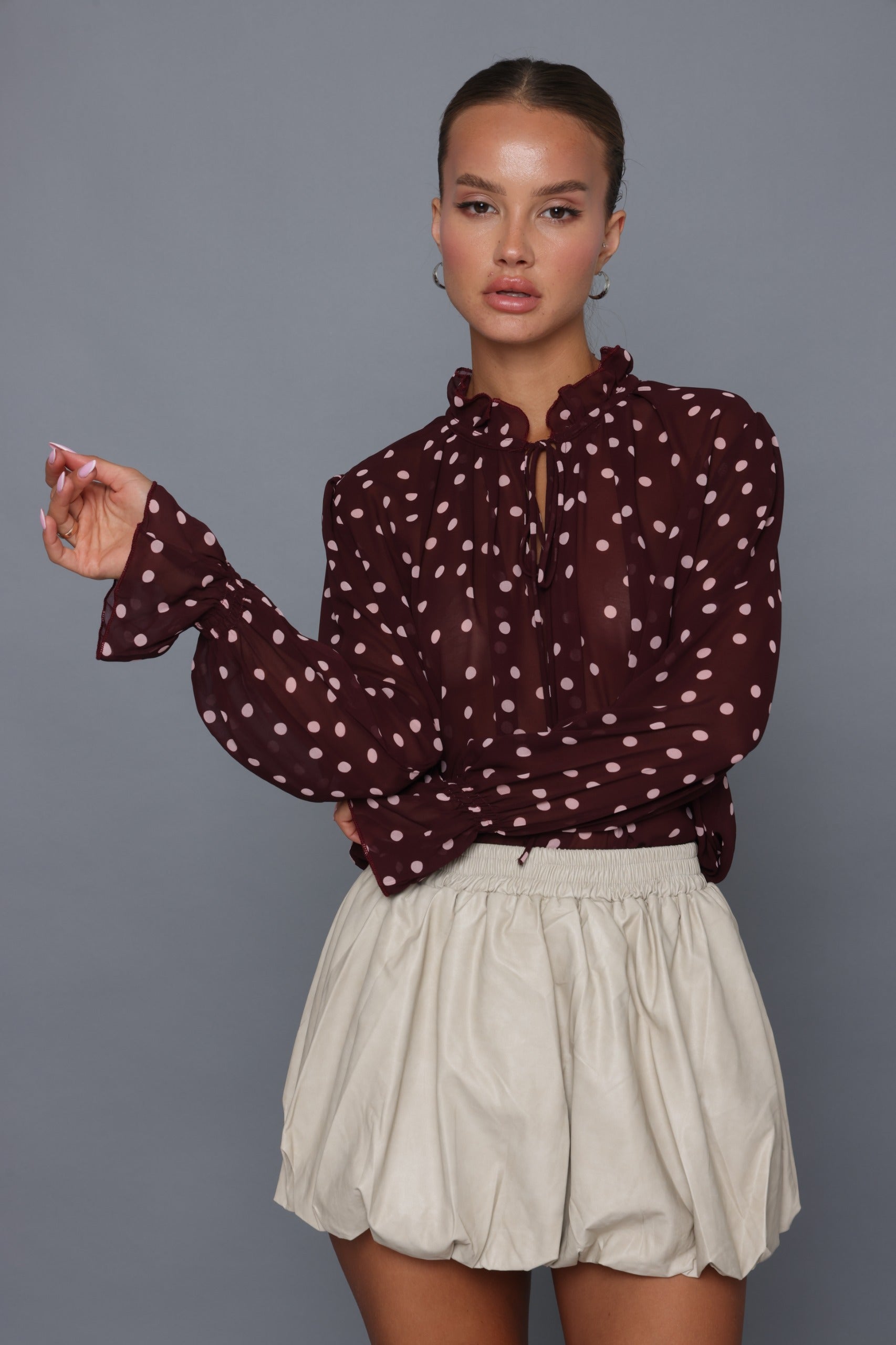 חולצת נקודות שקפקפה עם קשירה חולצה בורדו קסארה