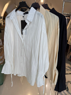 חולצת רקמה מכופתרת עם קשירה בשרוול חולצה שחור O.S קסארה