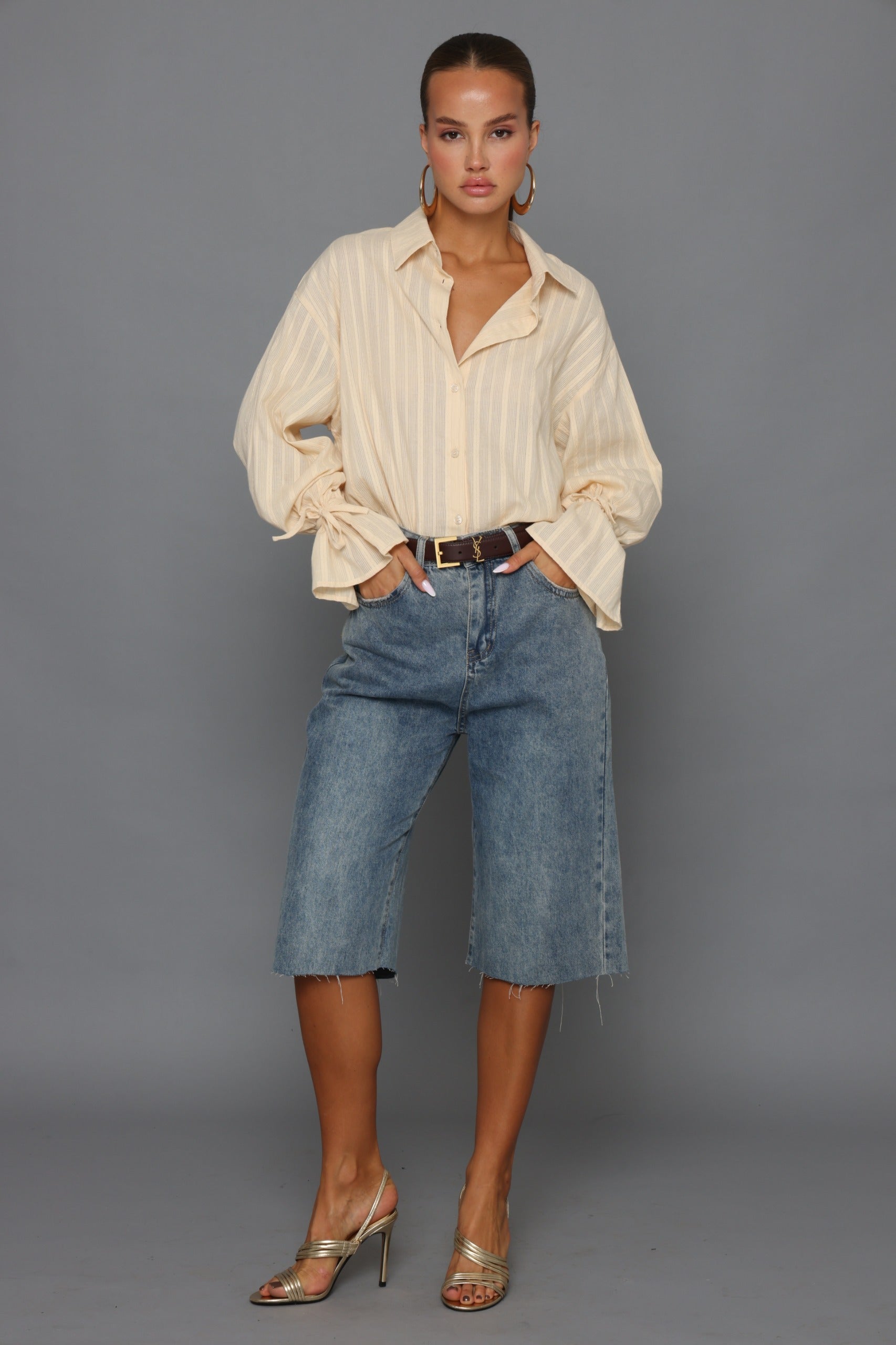 חולצת רקמה מכופתרת עם קשירה בשרוול חולצה קסארה