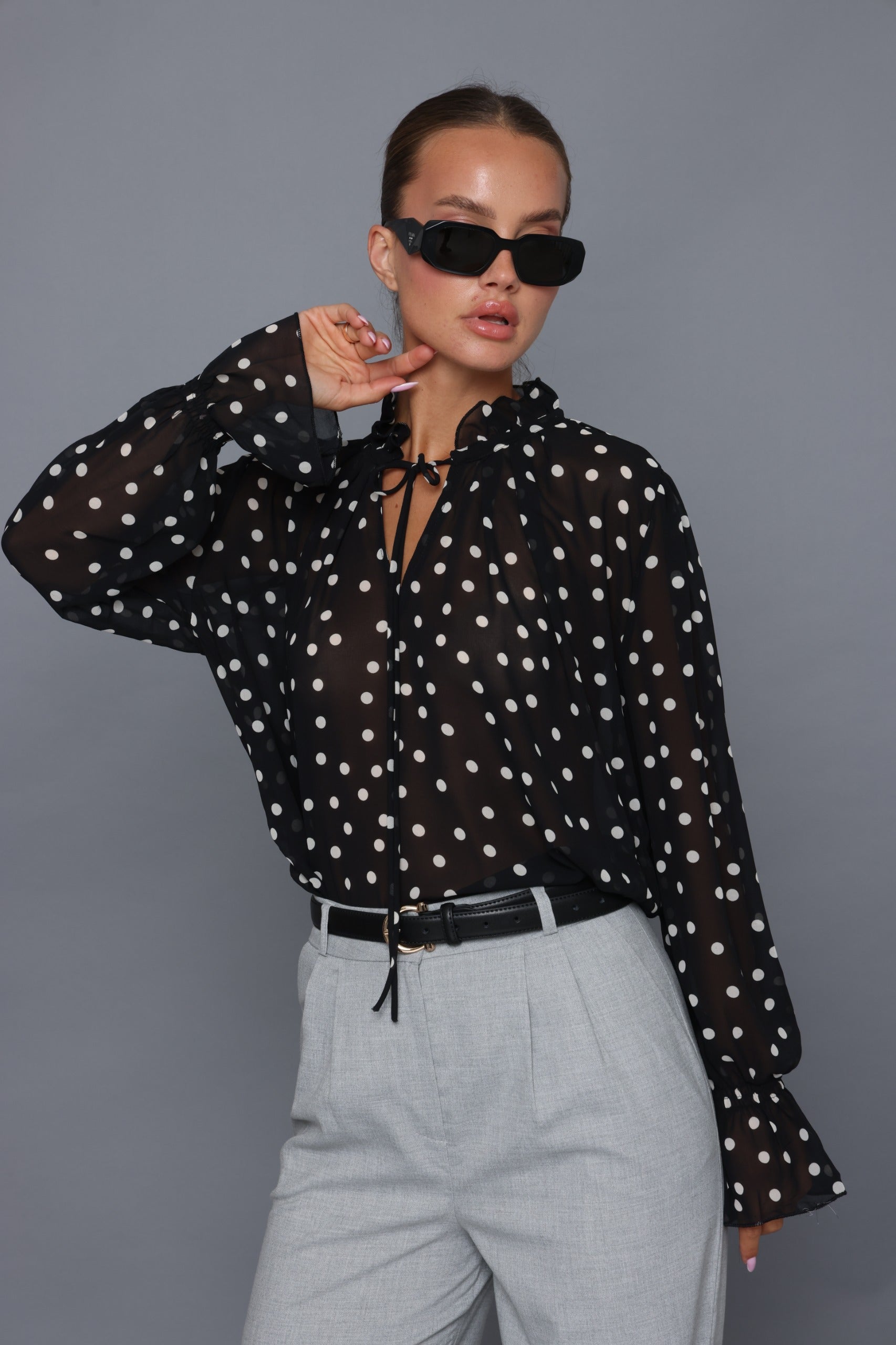 חולצת נקודות שקפקפה עם קשירה חולצה שחור קסארה