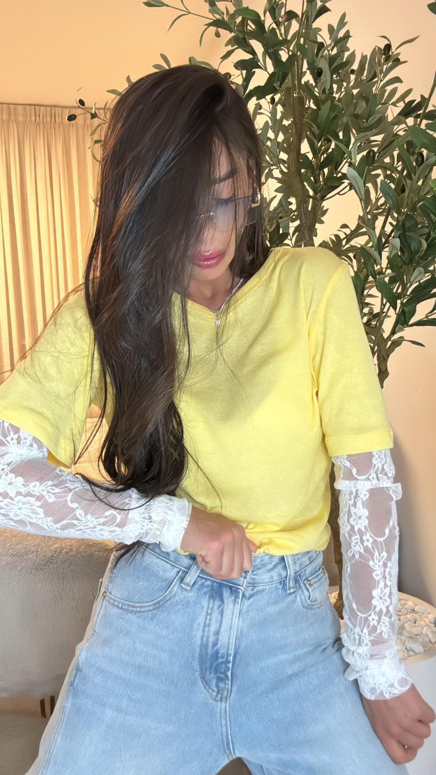 LACE TOP מבית REALTY רק בשני בוטיק מעצבים
