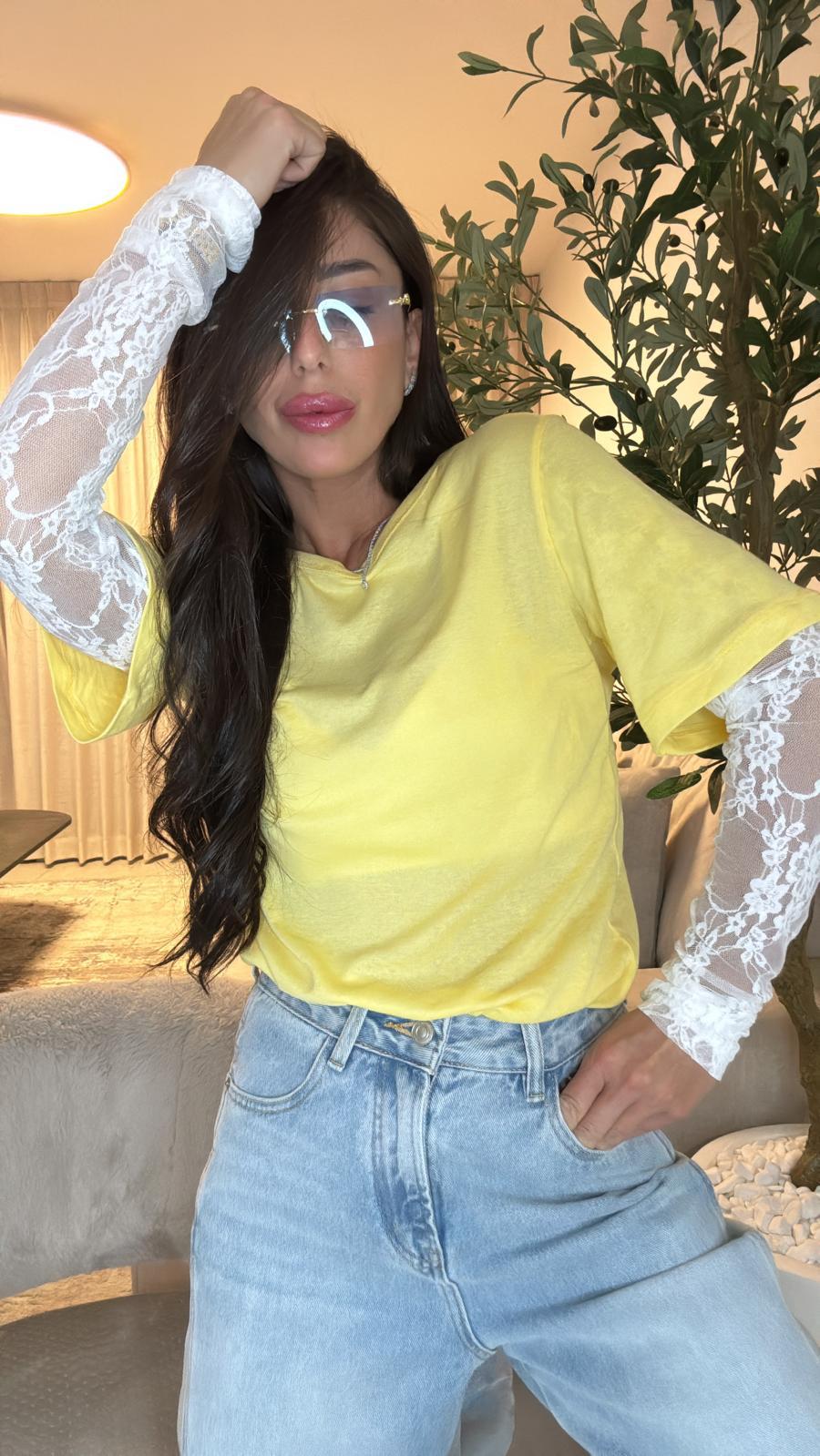 LACE TOP מבית REALTY רק בשני בוטיק מעצבים